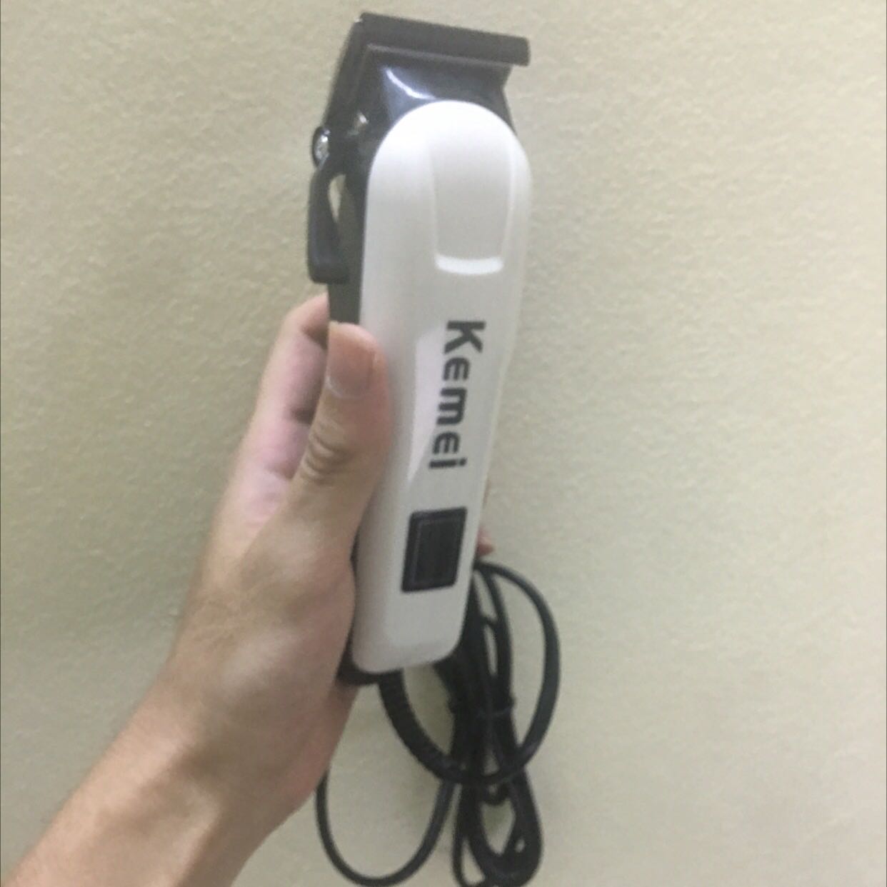Sản phẩm tuyệt vời. Máy cắt ngọt, máy chạy êm. Được tặng thêm bộ kéo rất tiện. Shop hỗ trợ mình mua hàng nhiẹte tình.