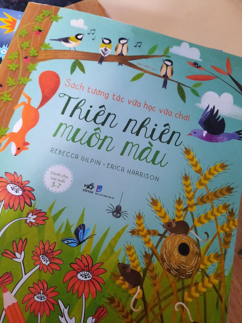 Hộp đóng gói bị ướt và rách, sách bên trong cũng bị ướt, sau khi mở hộp để khô, sách bị cong lại, lỗi do đóng gói và vận chuyển nên mình thấy hơi tiếc, còn về sách thì ok