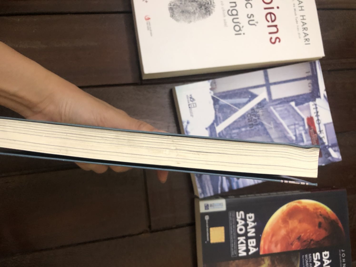 Mình có đặt mua 5 quyển sách trên tiki. Tất cả đều mới đẹp riêng chỉ có quyển Cư xử như đàn bà, suy nghĩ như đàn ông là bị gấp mép r bị có vét ở bìa sách. Ngoài ra trong các trang sách bị viền bẩn như ảnh. Cảm giác quyển sách ko mới. Chưa kể, giao hàng còn chậm hơn dự tính.
Đã đặt mua tiki nhiều lần mà đây là lần đầu tiên thấy thất vọng như vậy