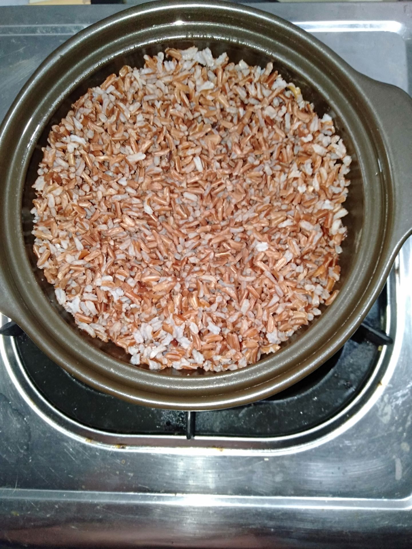 Tiki giao hàng nhanh. Nhưng nắp hộp bị rách nhẹ và hơi bung ra, hình như bị tróc ra trong quá trình vận chuyển. Cơm ngon và có mùi thơm nhẹ rất dễ chịu, mình thường bới cơm lứt dâng cúng thôi. Mình cũng ăn dưỡng sinh nên muốn chọn gạo sạch. cảm ơn shop