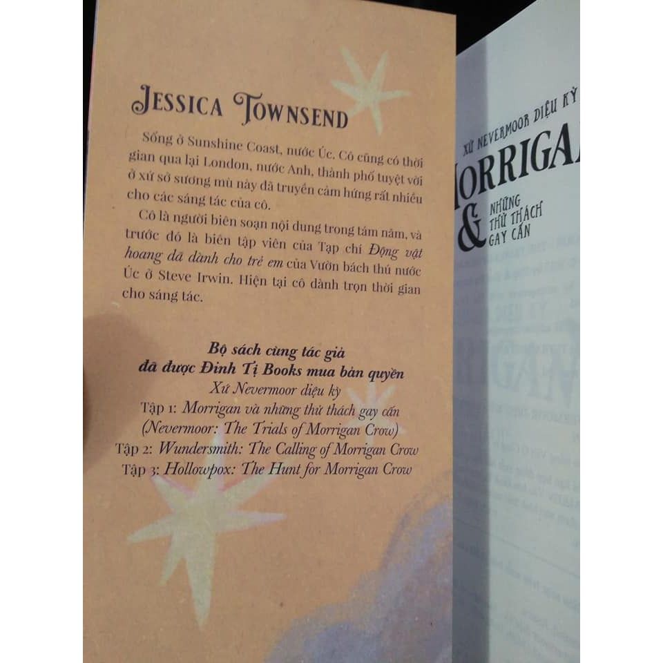 Với cách dẫn dắt truyện hấp dẫn, tình tiết gay cấn, Xứ Nevermoor diệu kỳ  có sức lôi cuốn riêng. Kể từ khi ra đời, bộ sách Xứ Nevermoor diệu kỳ đã đưa tên tuổi của tác giả Jessica Townsend trở thành một thần tượng của các độc giả trẻ.