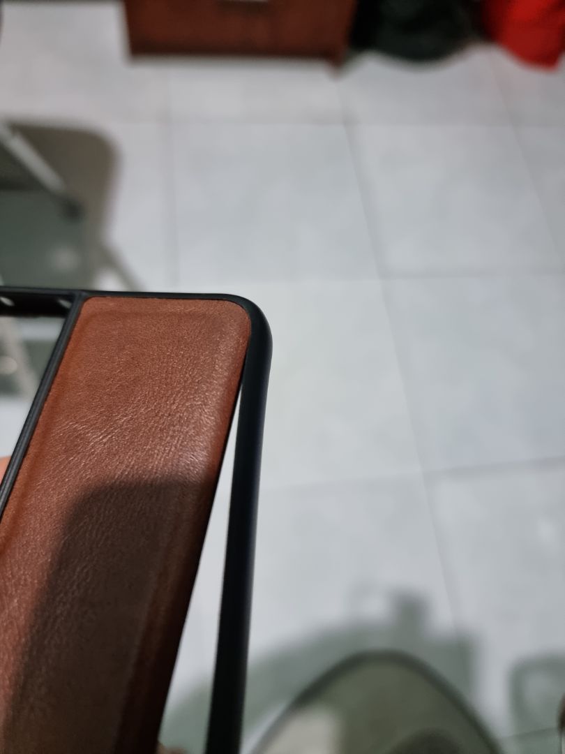 Ốp nhận được bị bung bên hông