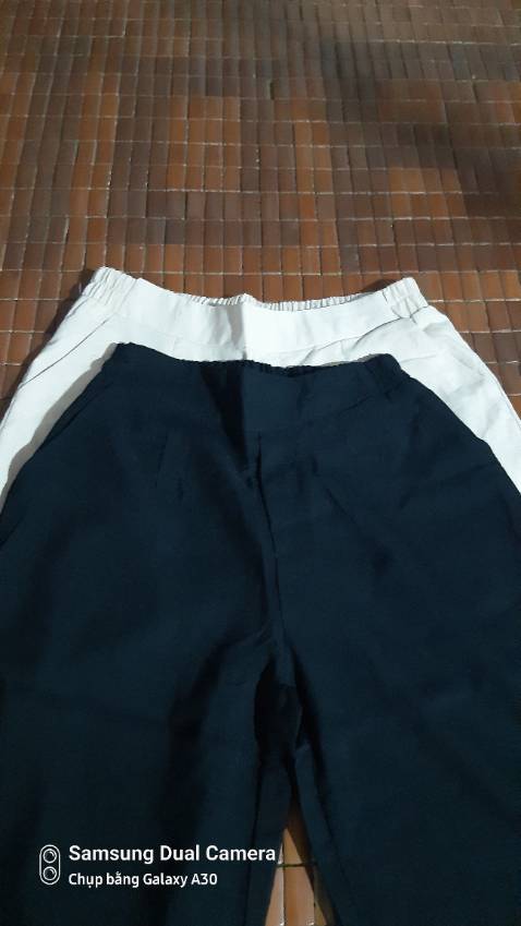 Mua 2 quần cùng size nhưng cái bự cái nhỏ, 2 quần 2 chất liệu vải khác nhau. Khuyên mọi người nên mua màu đen vì chất liệu vải tốt hơn.