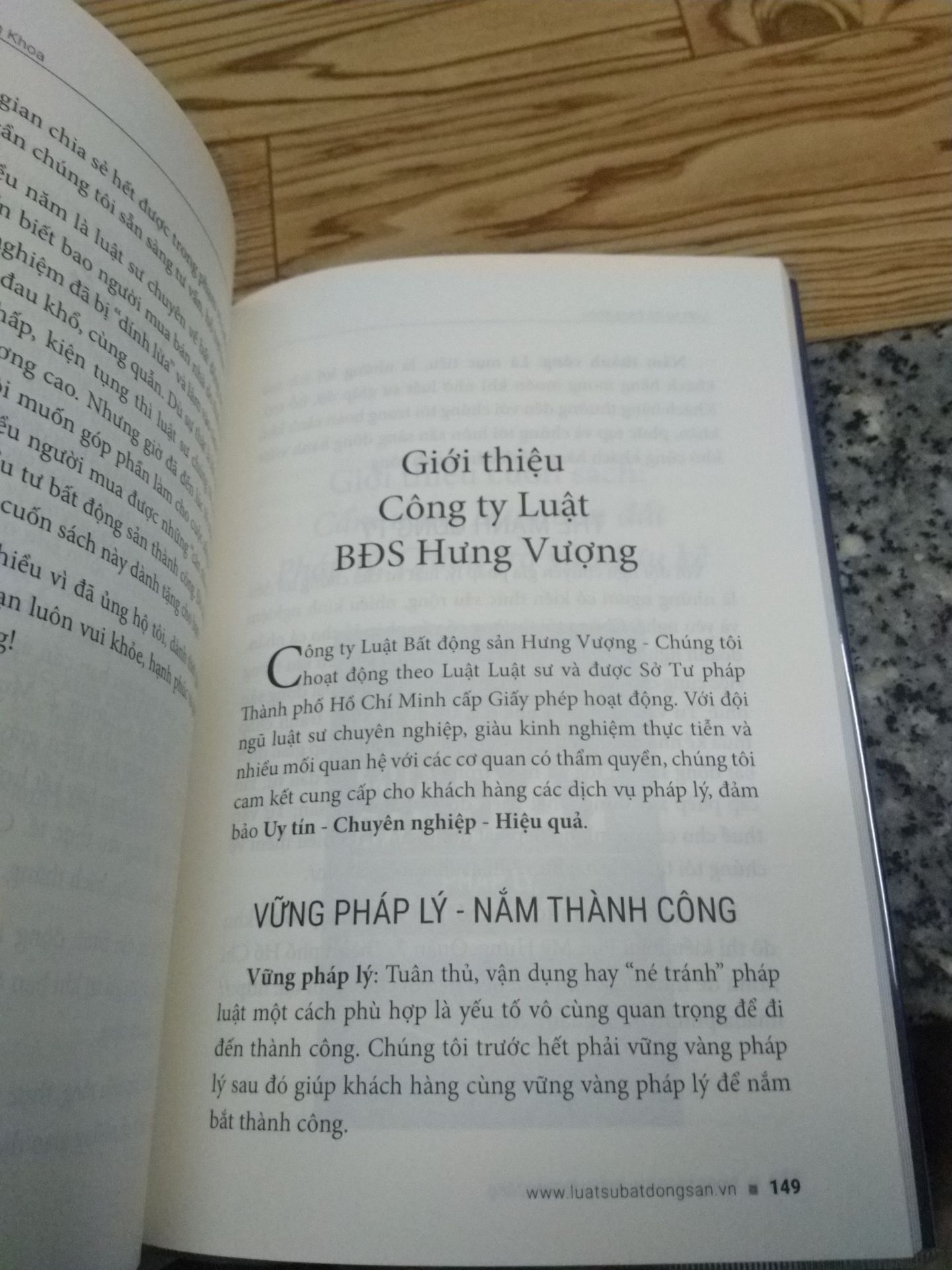 Nội dung sách nói về các chủ đề nền tảng, cơ bản, tập hợp những kiến thức đã có sẵn từ pháp lý do nhà nước tạo ra, các vụ *** có sẵn trên báo mạng.

Theo tôi thấy, sách ko có chia sẻ nhiều về kinh nghiệm bản thân tác giả về các chiêu trò, mưu kế trong việc mua bán nhà. 

Đa phần kiến thức về thủ tục giấy tờ, pháp lý, đi đâu làm gì để cho ra sổ.

Tóm lại ai chưa có nền tảng gì về thủ tục, pháp lý mua bán nhà, nên mua.

PS: Ngoài ra, phần phụ lục về các bản mẫu hợp đồng, có cho website để tải file văn bản, thì vào đó nhưng ko biết văn bản mẫu nằm ở đâu.