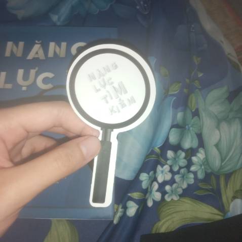 Không có lớp chống sốc nhưng sách cũng không bị df j. Về nội dung thì nói thiệt thì mình cảm thấy hơi rối khi đọc.