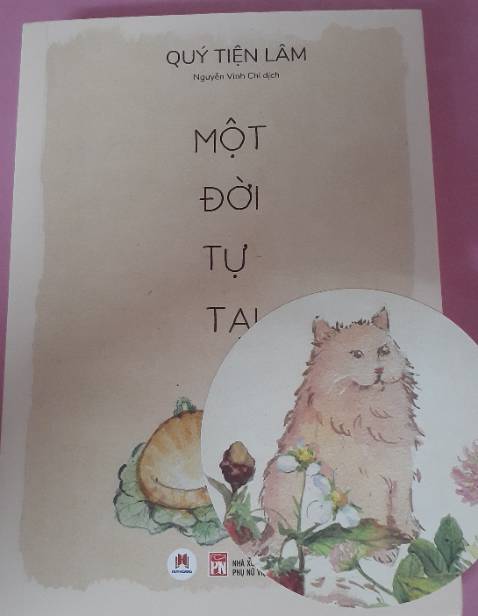 Nội dung mình chưa đọc, nhưng xem sơ qua phần mục lục thì có vẻ nói về nhân sinh quan của tác giả, như một quyển hồi kí. Về chất lượng giao hàng thì Tiki giao hàng nhanh, mình ở xa nhưng mới đặt hôm nay, hôm sau là giao rồi. Shipper giao hàng thân thiện. Nhưng có một điểm mình muốn góp ý rằng Tiki nên cải thiện phần gói hàng ạ, hàng mình nhận tuy là chỉ bị hỏng chỗ nhỏ thôi nhưng với một đứa cưng sách như mình thì nó cũng hơi khó chịu. Nhưng mà tổng quan thì chất lượng vẫn tốt nên mình đánh giá 5 sao!