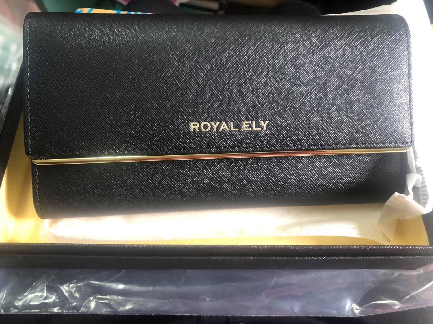 Hôm qua mình vừa đặt ví, nay nhận được ngay, bên giao hàng nhanh thật đó 
Thích nhất là sản phẩm được bọc kĩ càng, có hộp nhìn rõ sanh chảnh, ví khá vừa tay, nhiều ngăn, có thể đựng điện thoại. Nhìn chung mình thấy giá quá ổn so với 1 chiếc ví chất lượng như vậy. Sẽ ủng hộ shop lâu dài. Cảm ơn shop!