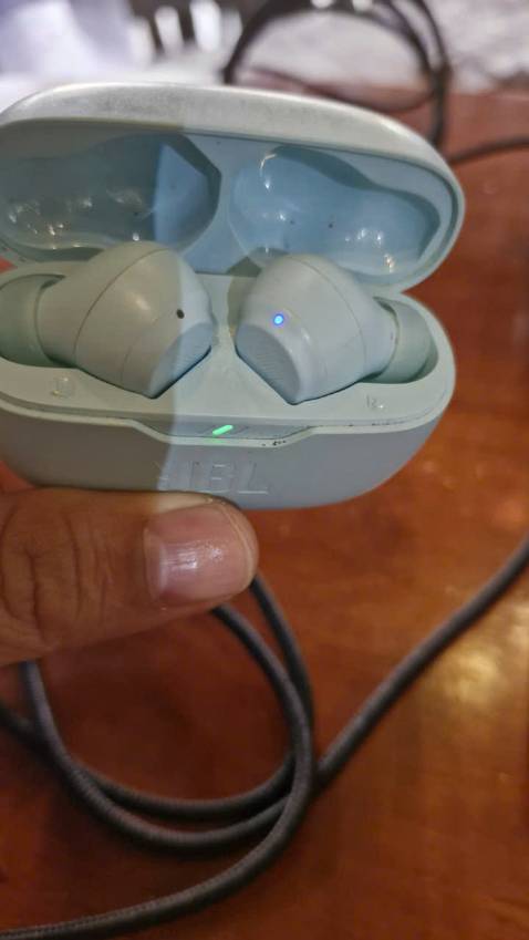 nhét vào tai êm hơn cái xiaomi buds 5 mình đang có.
âm bass ổn. 

nhưng mấy sợi cắm day JBL có vẻ tốt cũng ko kém, mà rẻ hơn. ai ko cần gọn gàng, chỉ cần âm thanh thi theo mình dây vẫn tốt nhất. thạm chí còn hơn cái airnpod 3 ng nhà mình đang sait

UPDATE 3.8.25: sau khi hết bảo hành:
- 3 lần hư cái sạc, ko ăn điện như hình
. lần 1: tự 2,3 ngày sau, sạc lại dc
. lần 2: sát ngày hết bảo hành thì bị, vẫn chập chờn & gửi hàng đi bảo hành, dc 1 tuần đem về. 
. lần 3: lại ko sạc được... 3 ngày nay rồi, vẫn ko tự hết như những lần trc

ko nói về chất lượng nghe nữa. nhưng về độ bền thì thua xa 2 cái kia của 2 hãng khác mà mình cũng đang dùng. mình mua 3 cái khác nhau để thay đổi .. và 2 hãng kia sài tẹt ga, chưa vấn đề gì hết