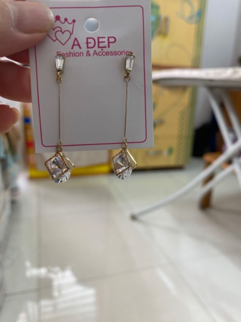 Hoa tai kiểu dáng dễ thương, đẹp, nhìn trẻ trung. Rất thích