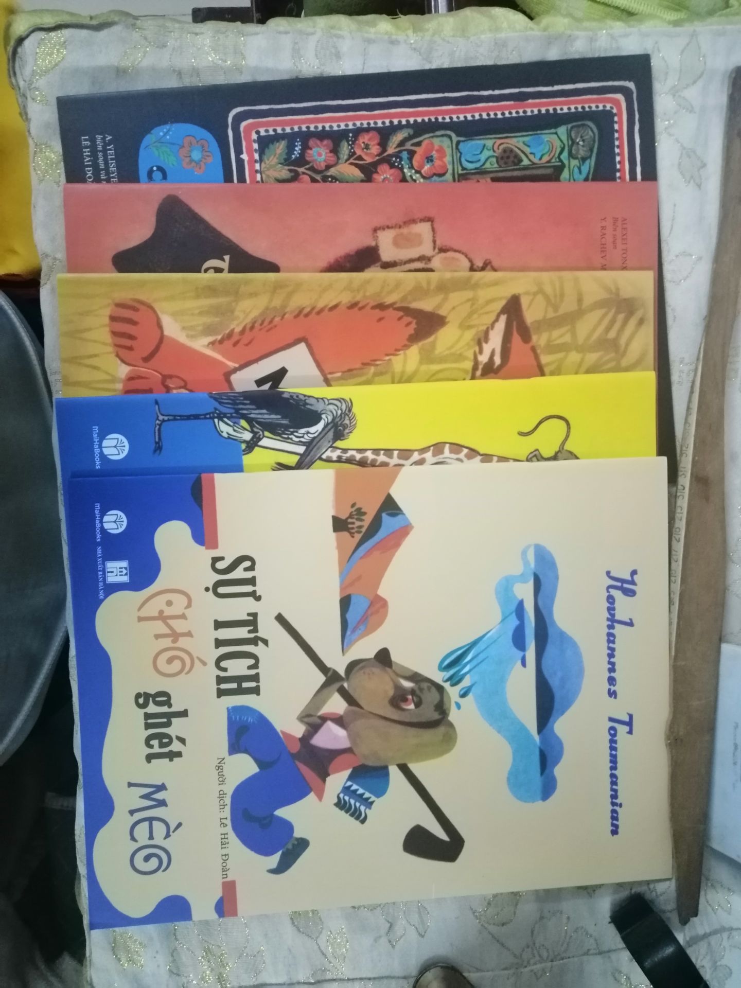 sách khổ lớn, khoảng 25x20cm, cuốn Aibolit là thơ nha mọi người, không phải văn xuôi, nhưng vẫn rất hay