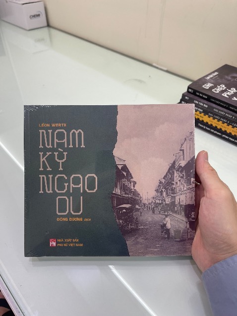 Sách khổ hơi vuông , còn seal tình trạng hoàn hảo 
5 sao