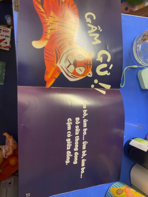 Sách sai lỗi chính tả, nội dung chữ không đúng với hình vẽ, màu mực in kém chất lượng, cắt gấp giấy lệch.
Đây là sách giả!