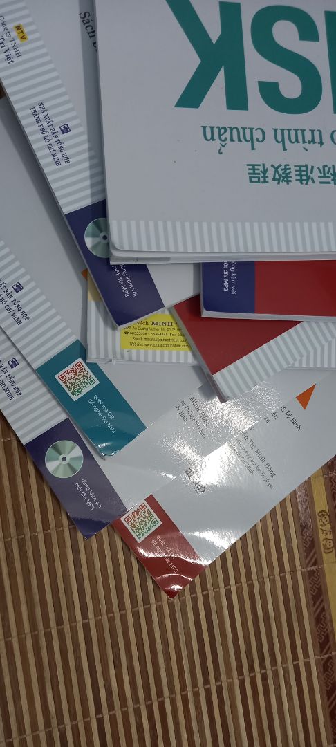 Phải nói sao nhỉ. Mình rất hài lòng về nội dung sách và vc giao hàng nhanh của Tiki nhưng ko chấp nhận được cách gói hàng của Tiki.
Mình có đặt full sgk và bt từ hsk1 đến hết hsk 4 và đc Tiki chia làm 2 gói hàng do sách ở 2 khó khác nhau. Đơn thứ nhất là sgk hsk3 và đơn t2 là các quyển còn lại. 
Mở đơn t1 ra thì mình phát hiện sách của mình đc bọc một lớp màng bọc n màng bọc thực phẩm. Nhưng sách cũng ko móp méo j nên mình cũng bỏ qua.
Nhưng đơn t2 đã khiến mình cực kì khó chịu. 7 trên 8 quyển sách của mình đều bị quăn góc, móp méo và ko đc bảo hộ bằng bất khì giấy gói nào. 
Đây không phải lần đầu tiên mình đánh giá về vấn đề gói hàng của Tiki. Những đơn hàng trc của mình chỉ có 1-2 quyển một đơn và giá trị cũng không quá cao nên mình cũng không quá gay gắt về vấn đề này. Nhưng lần này mình đã thực sự rất khó chịu. Mong Tiki sớm xử lí về vấn đề này sớm nhất có thể.