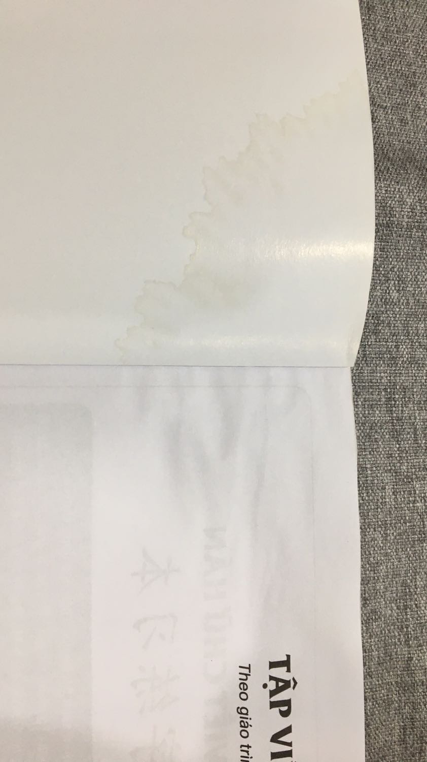 Sách giấy đẹp, nội dung hướng dẫn tập viết rõ ràng, kỹ càng.
Nhưng mình rất không hài lòng về cách đóng gói sản phẩm. Lần đầu tiên Tiki khiến mình thất vọng như vậy. Khi nhận được hộp bị móp méo thì mình vẫn nghĩ không sao, nhưng khi mình mở ra thì thấy sách bị thấm ướt 1 góc và bị ố vàng như hình