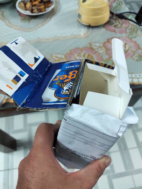 Mua 2 nguồn, giao có 1, vì ko có nhà nên ko kiểm tra, lúc về mở ra thì đây là kết quả