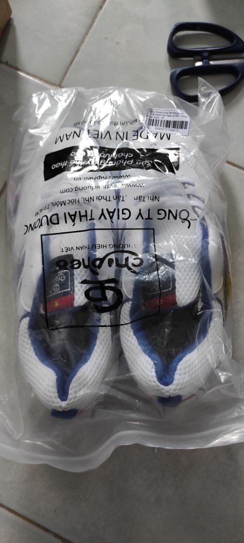 mình mua để đá cầu . giày êm chân. size 39 cũng hơi to. chưa đi nên chưa rành lắm