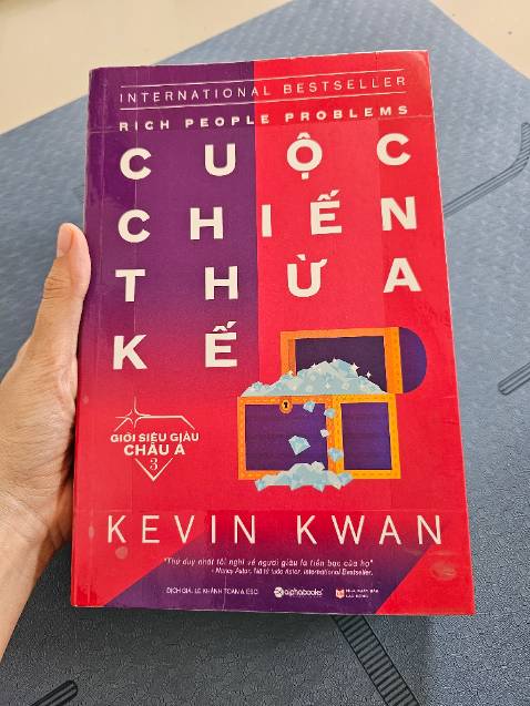 Nối tiếp 2 phần trước, phần 3 gây choáng ngợp không phải vì độ giàu có xa hoa hay những cuộc chơi vô độ mà bởi giá trị ẩn sâu trong câu chuyện cuộc đời của bà Shang Su Yi. (Cảnh báo spoil) Đoạn khoảng khắc "hồi quang phản chiếu" của bà, hòa giải cùng con trai, cháu trai thật sự xúc động. 
Điểm trừ nếu cần nhắc đến là dịch giả của tập 3 có phần hơi "bổ bả". Biên tập cũng nhiều lỗi sai chính tả hơn phần 1 và 2. 
Tiki giao hàng nhanh, kèm 1 túi lì xì siêu đáng yêu.