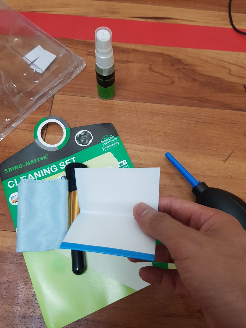 bóng thổi màu đen này mềm dễ thổi, nhiều hơi, đàn hồi tốt hơn con nhựa màu xanh. còn khăn thì kém. mấy tờ giấy k biết dùng kiểu gì. trông cồng kềnh vậy thôi chứ thích được mỗi cái bóng thổi