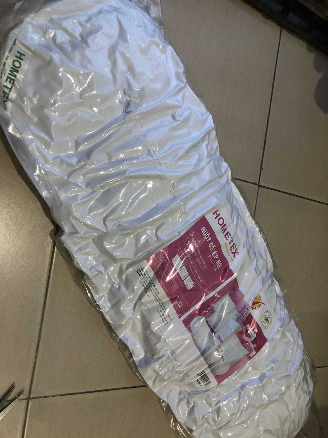 Nhận được 1 cục to đùng ai cũng hỏi phải gối hút hơi ko :)) gối mới bung ra trắng muốt và êm mềm như cái cũ của hometex