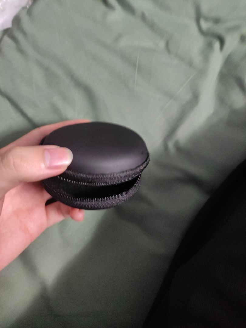 hộp tai nghe hơi nhỏ...nhưng thiết kế khá ổn và chắc, xài khá ok