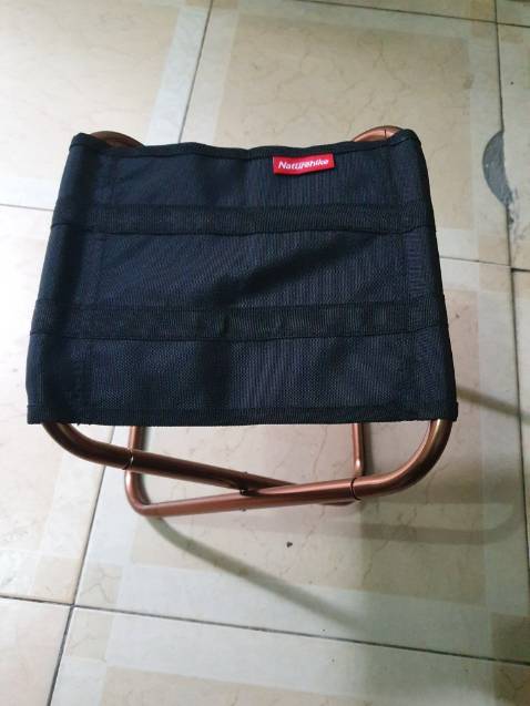 nhỏ gọn, ngồi chắc chắn.