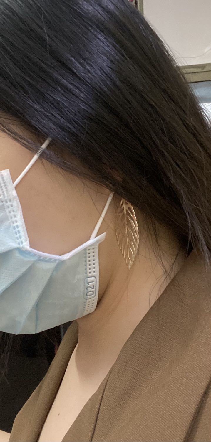 Sp y hình giao tikinow đặt đêm mà 8 rưỡi sáng nhận. Đeo bông tai vô nhìn sang dễ kết hợp quần áo phụ kiện khác. Đeo xong bỏ vô nilon để tránh bị oxy hoá.