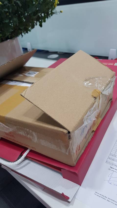 Đồ mới mình mua đi tặng mà kiểm tra sách sứt mẻ, nhăn nheo hết cả bìa thế này mình sao tặng được. Hộp đựng cũng xấu nữa. Mình mới nhận hôm nay thôi đấy, yêu cầu bên bạn xử lý ngay giúp mình. Tạm thời đánh giá 1 sao nhé.  
~ Hà Nội ngày 30/12/2021