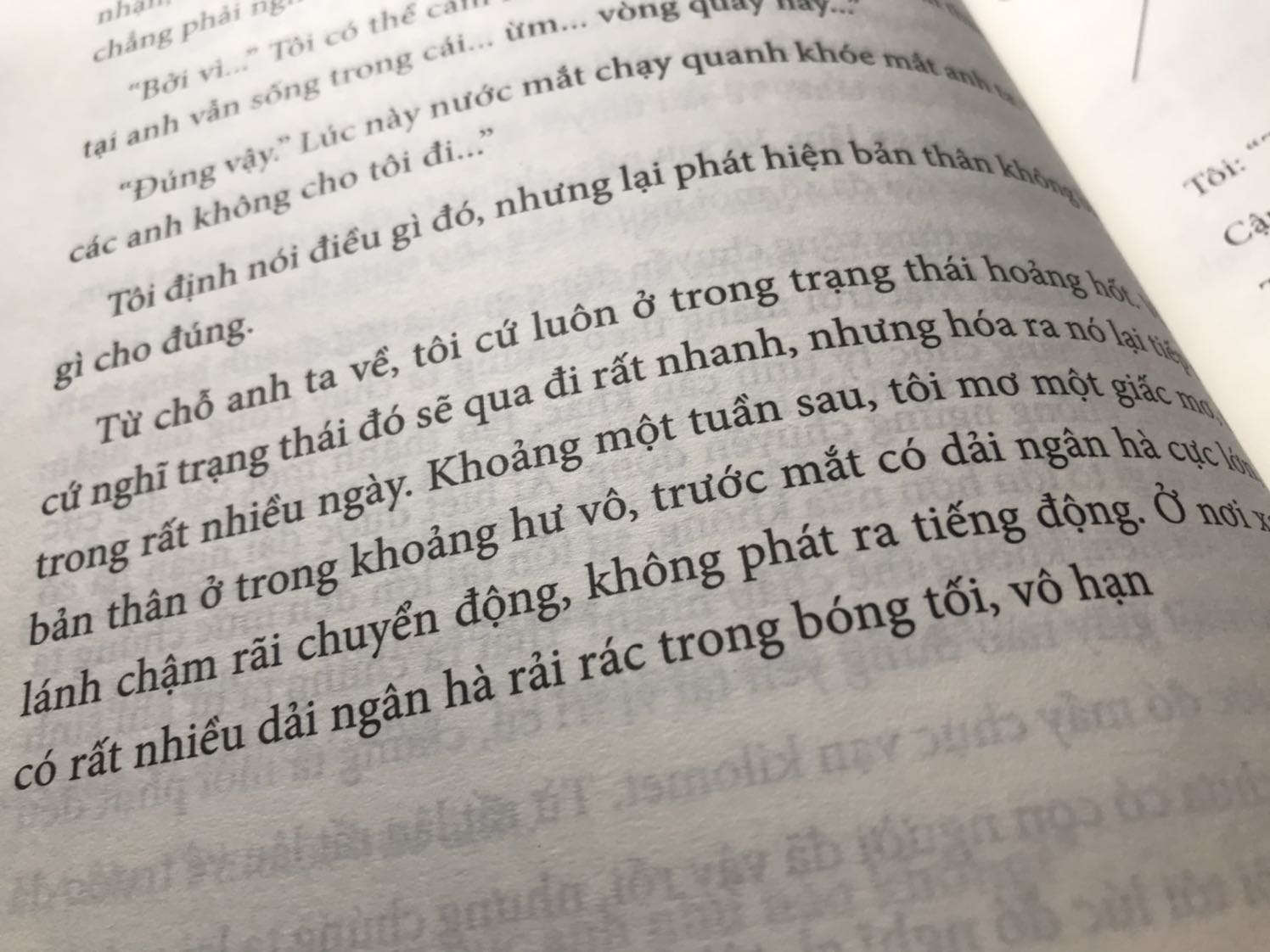Tò mò đặt thử, đọc thử, phát hiện bản thân bị cuốn vào những câu chuyện ở trong sách khi nào không hay. 
Nội dung rất thú vị, tuy nhiên không phải câu chuyện nào cũng hiểu được, có lẽ do kiến thức bản thân không đủ, hoặc có lẽ chưa đủ sâu trong ý thức, suy nghĩ. 
Mn có thể tham khảo những bài review trên mạng để rõ hơn về nội dung sách. 
Màu giấy ngả ngà, đọc lâu không nhức mắt, chất lượng giấy cũng như mực in ổn áp. 
Tuy nhiên, mình có chút góp ý nho nhỏ về một số lỗi hình thức mình nhận thấy: thiếu chấm câu, thiếu dấu hay thiếu chữ cái. 
Hy vọng nhà xuất bản để ý và sửa chữa để sách được hoàn thiện kể cả nội dung và hình thức. 
Đáng mua!