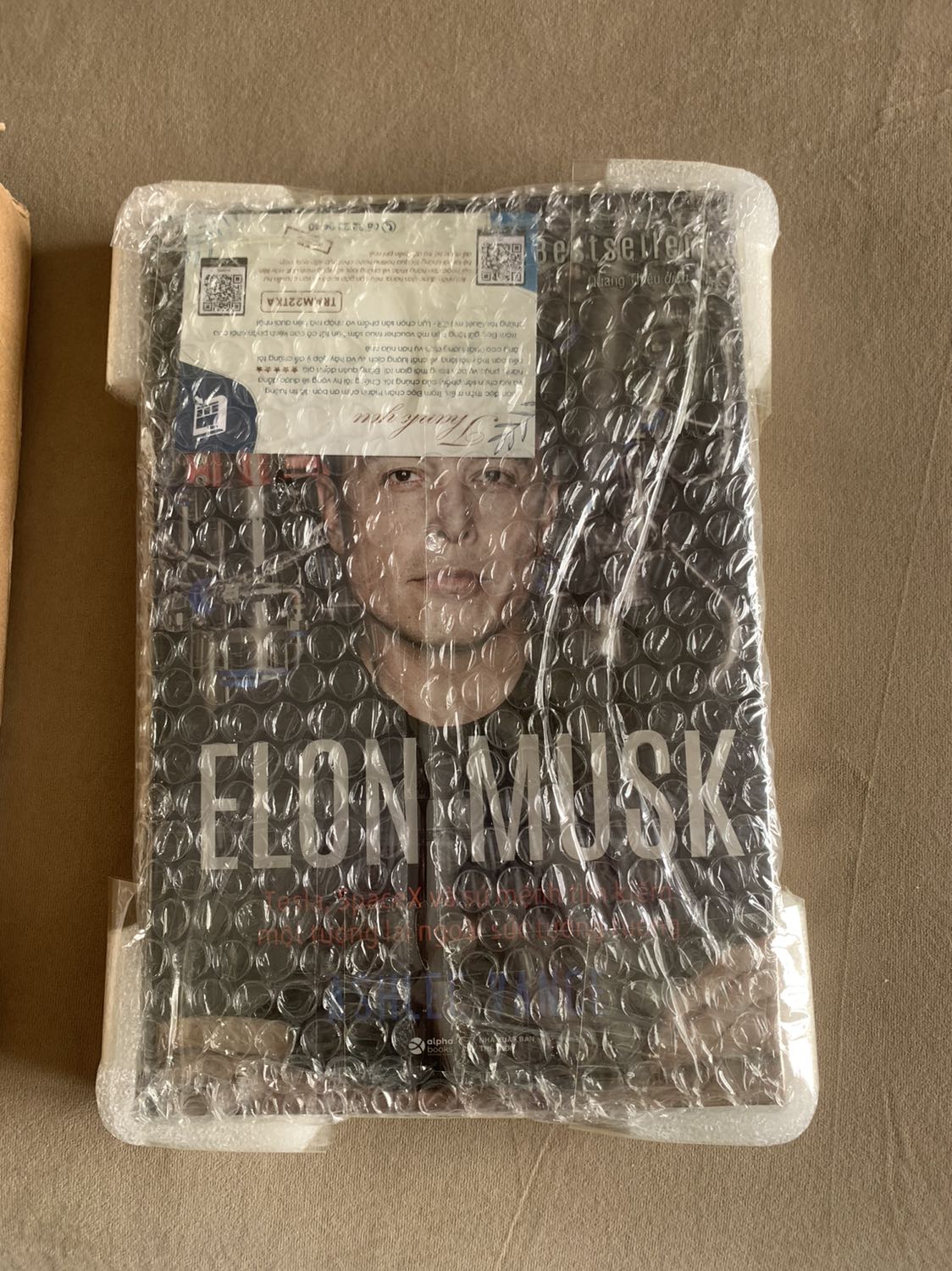 Mình mua sách qua Tiki rất nhiều nhưng lần này hơi bất ngờ với đóng gói cuốn sách này, quá cẩn thận 👍🏻 Có lẻ cuốn sách về người giàu nhất thế giới nên khác … hehe