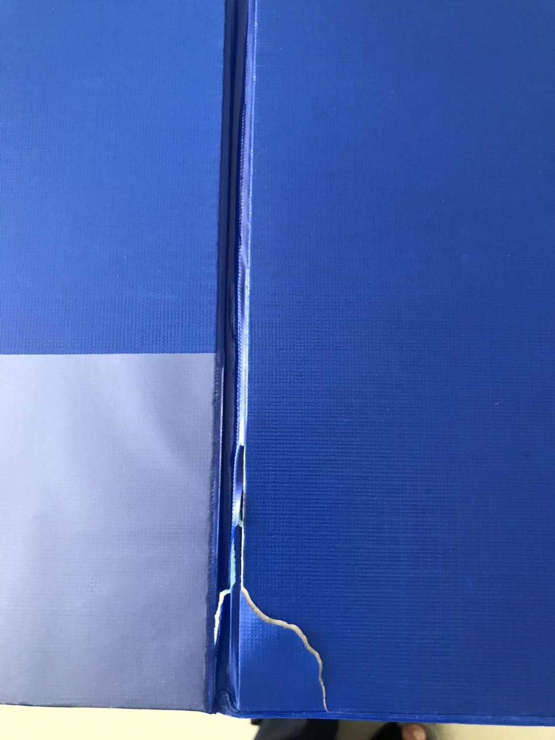 Đặt mua 2 bìa mà một bìa bị rách. Đừng vì giá tiền ít mà bán hàng cho khách không chất lượng như thế. Bìa rách khi còn trong bao chứ ko phải do vận chuyển. 1 sao cho cách bán hàng không có tâm.