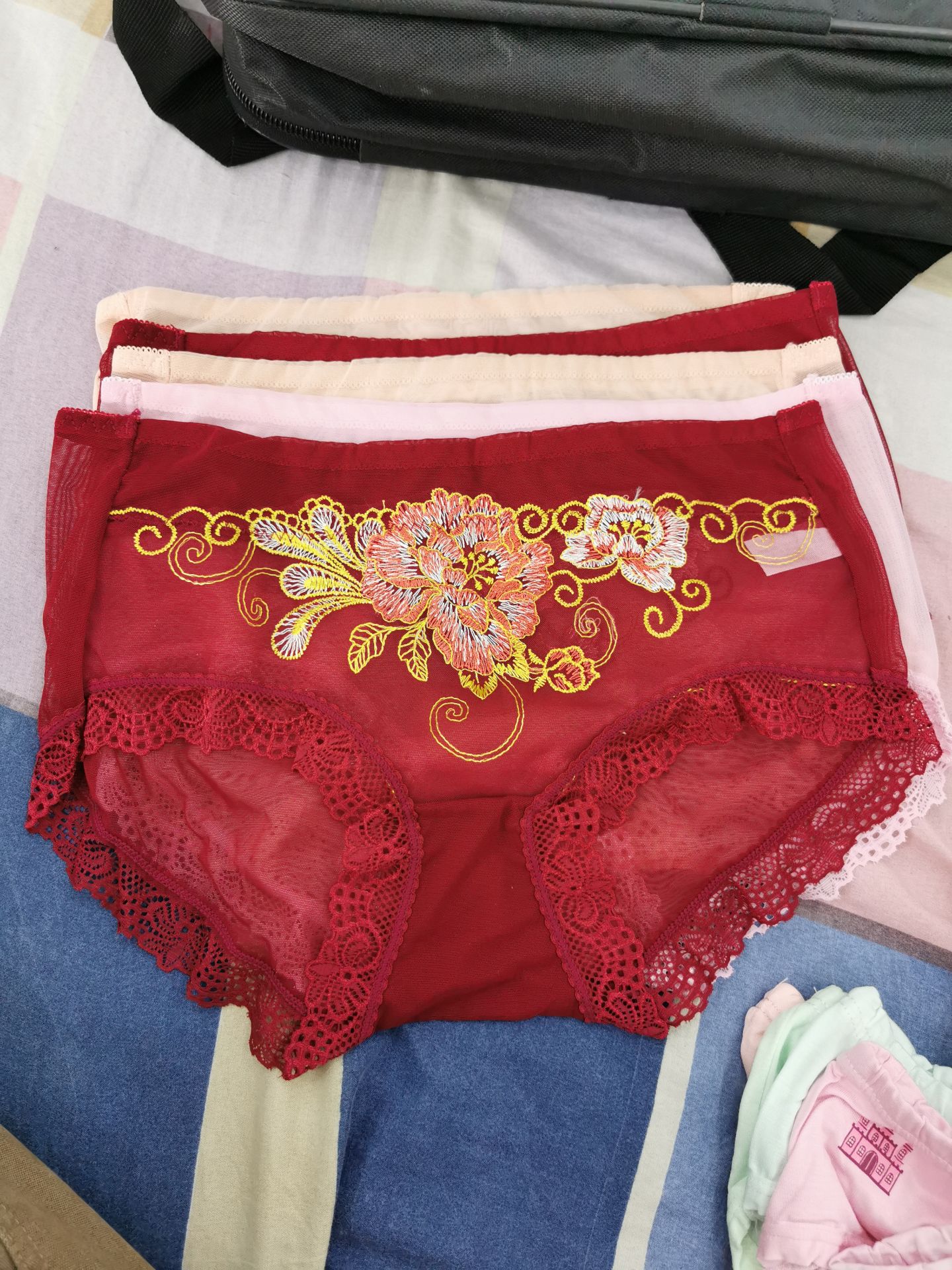 Tương đối đúng như mẫu..tiếc là thiếu mầu đen..