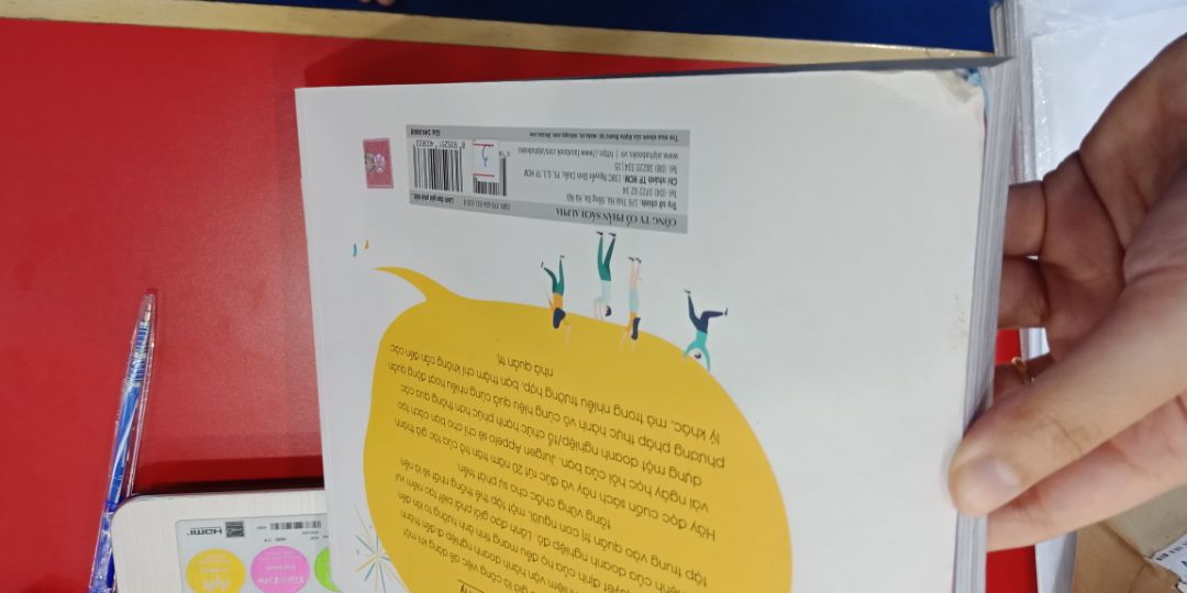 rất bực bội khi tháo hộp ra thấy cuốn sách cong vòng ở các góc. 
bìa sách thì có vài vết dơ như sách cũ. 
tôi yêu cầu tiki đổi hàng lại cho tôi ngay lập tức. 
hoặc nếu đã hết thì hoàn tiền lại. 
không thể chấp nhận một mặt hàng như vậy được