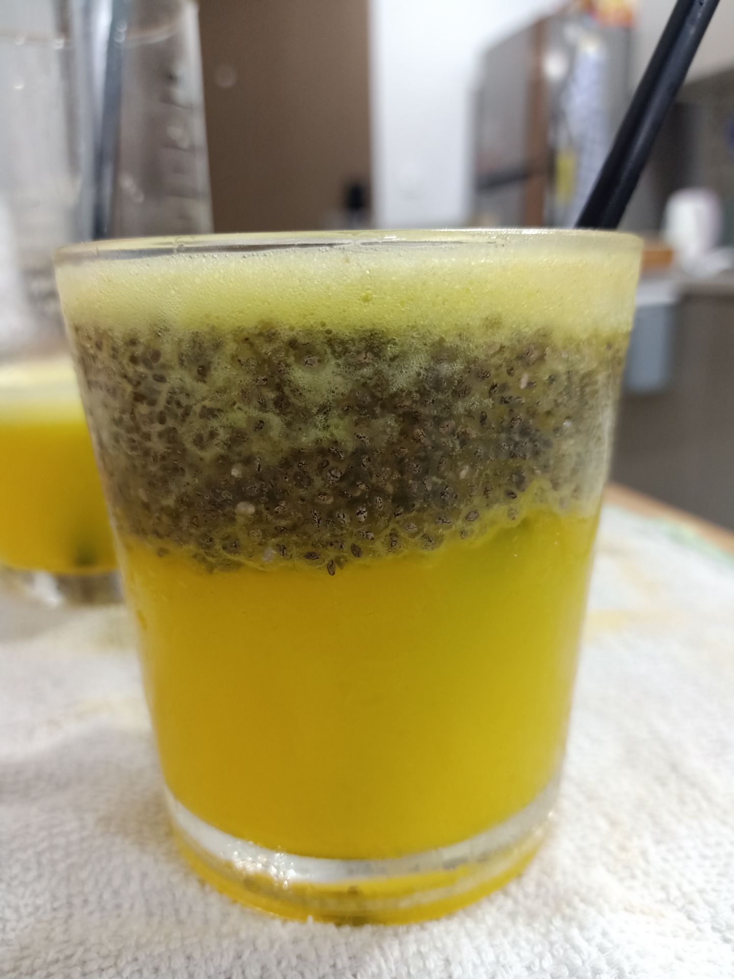 máy công suất mạnh nên làm được rất nhiều món ngon. xây cả đá đập nhuyễn. Nói chung mua vào mùa dịch rất xứng đáng vì xử lý tất cả trái cây quá tuổi giúp mình tránh lãng phí.