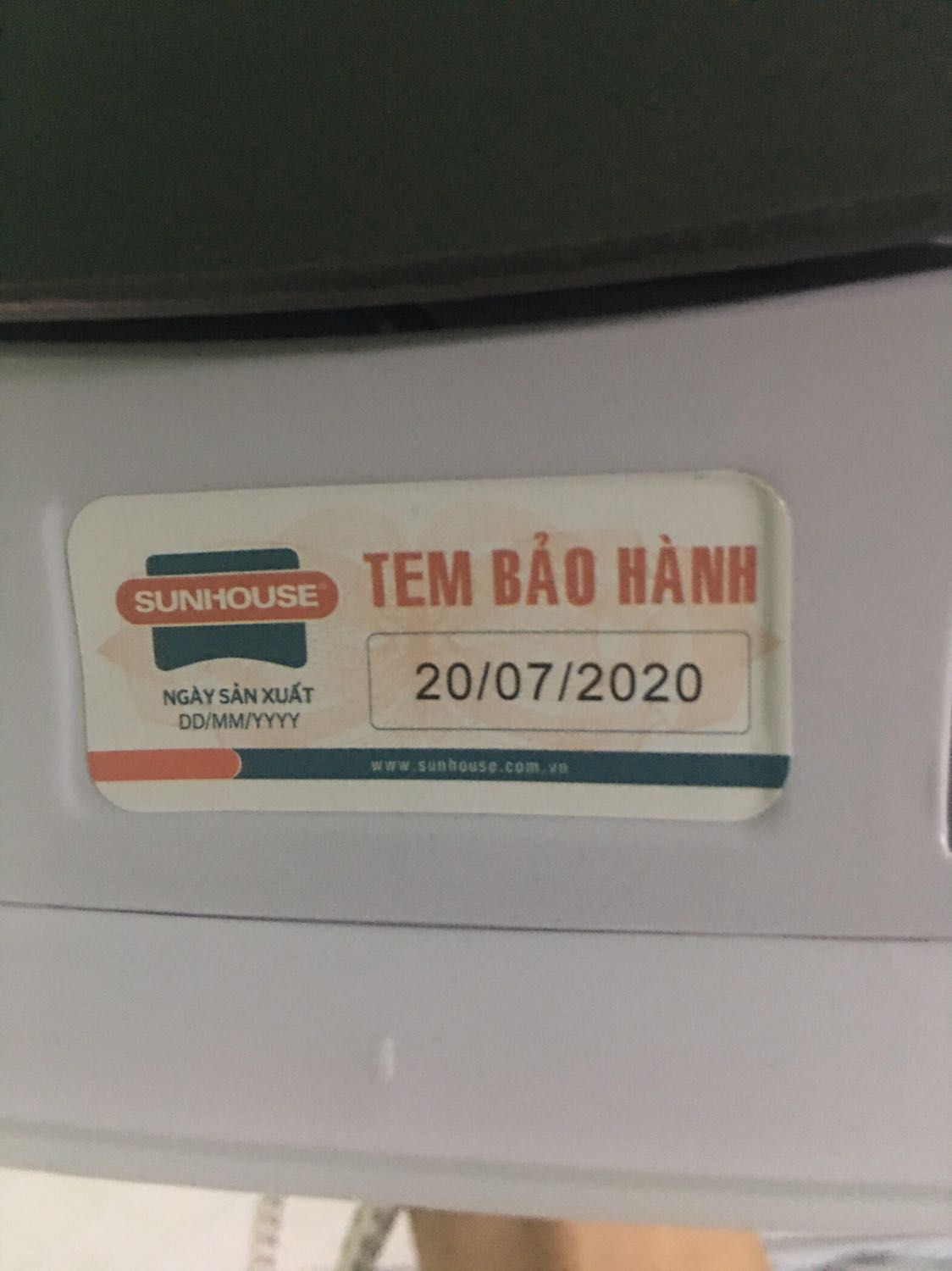 Hoàn toàn không phải là một sản phẩm mới, thời gian tôi mua 5/10/2020 nhưng tem bảo hành là 7/7/2020, mở hộp mặt kim loại của bàn là có vết bẩn, rỉ sét. Bàn là dùng đóng ngắt nhiệt liên tục chứ không nóng đều
Ưu điểm là nhỏ gọn, tiki giao hàng đúng hạn