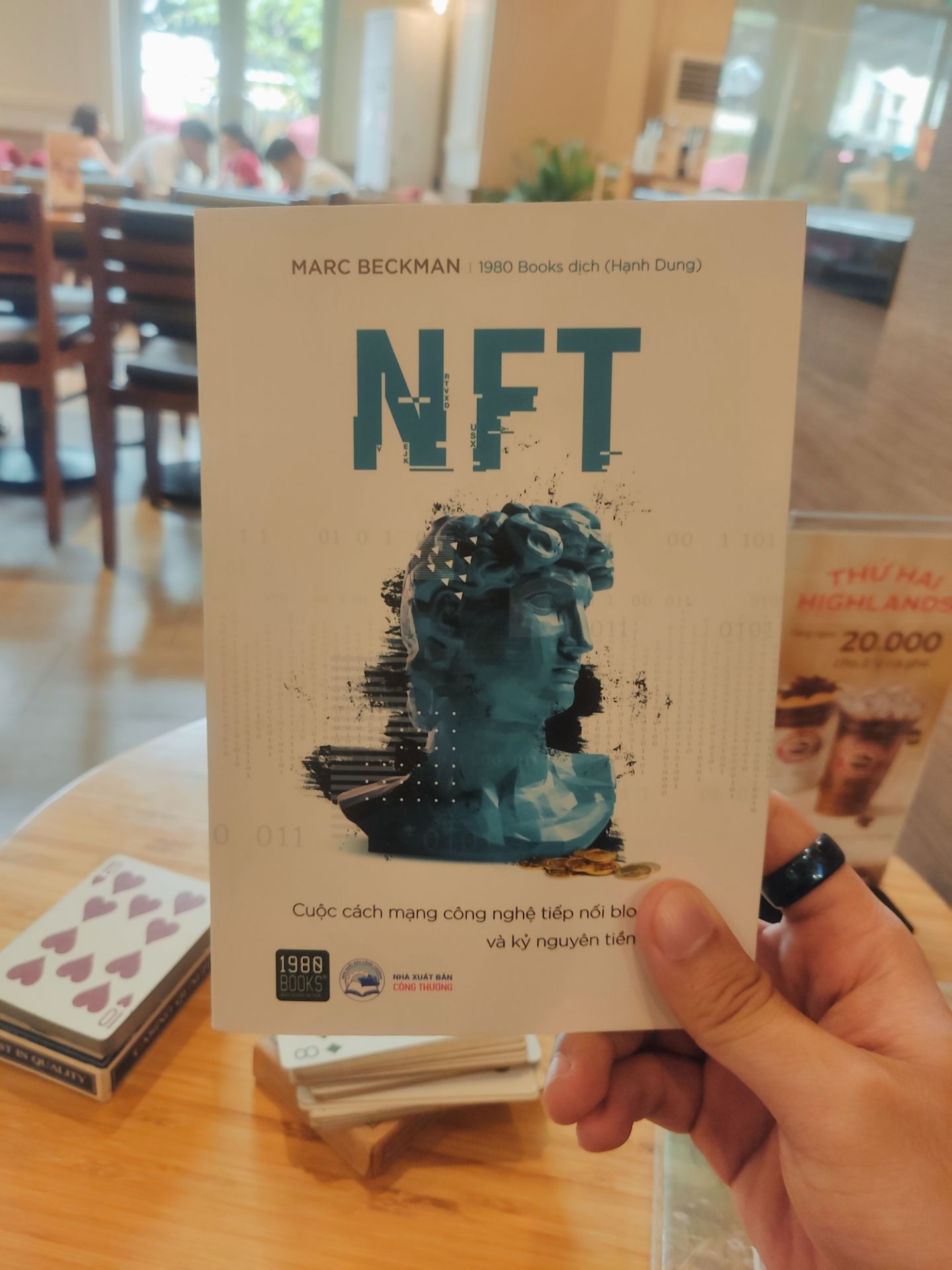 sách này nói khái quát được những thứ cơ bản về blockchain và NFT, rất thích hợp cho những người không chuyên