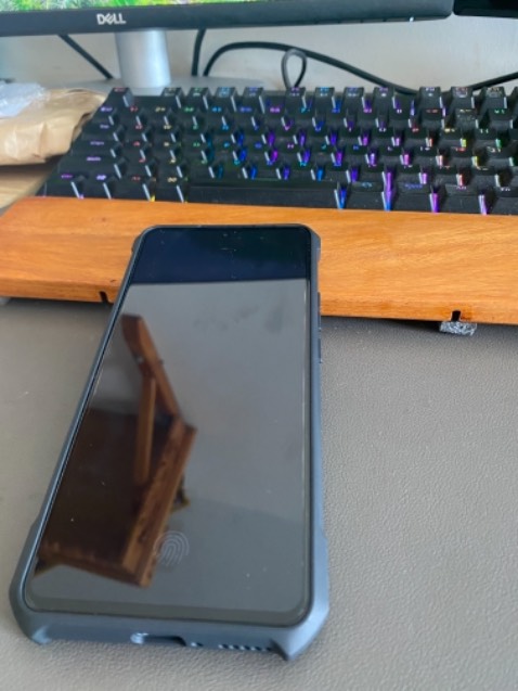 đóng gói cẩn thận, màu sắc đúng mô tả, mặt lưng dễ bám vân tay.