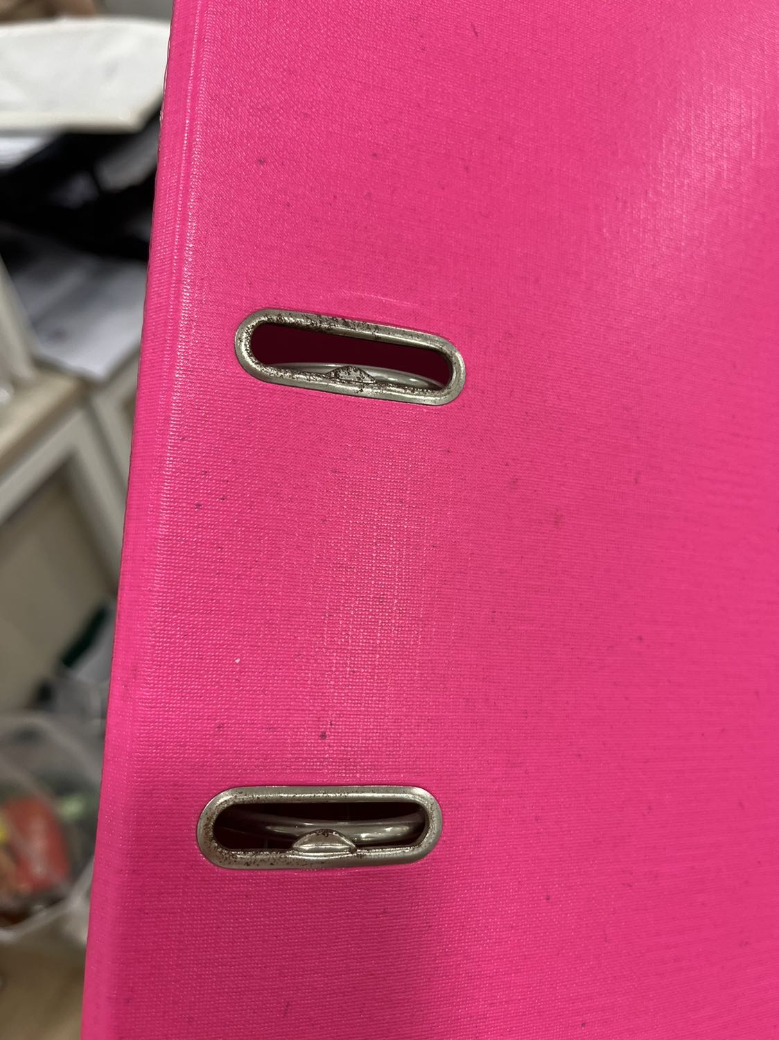 Bìa còng cũ, bị rỉ sét và dơ