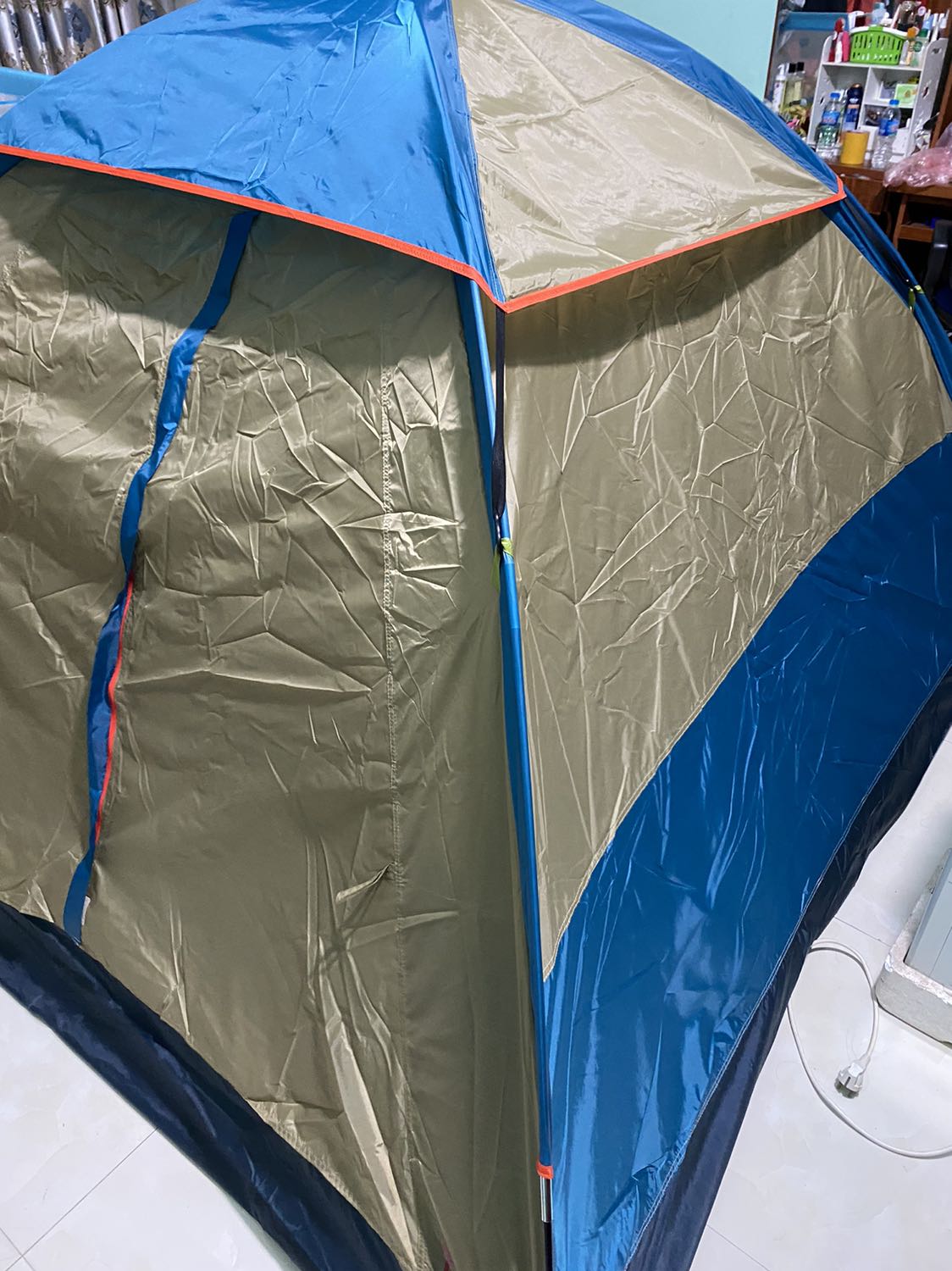 Lều rộng rãi,chất vải dày dặn,thích hợp cho gia đình 4 ng gồm 2 người lớn và 2 trẻ em.