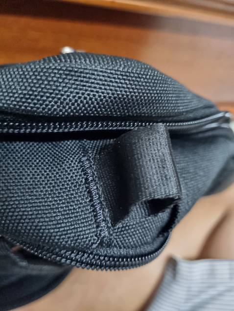 Cặp lỗi từ nhà sx mà tiki vẫn bán. Gửi bảo hành thì tiki chỉ trả lại tiền mặt mà ko trả lại astra đã mua km. Mình phải đổi hết 152 astra để lấy km. Astra chính là tiền tích lũy mua đồ của tiki, nghĩa là của mình chứ ở đâu ra. Quá thất vọng.