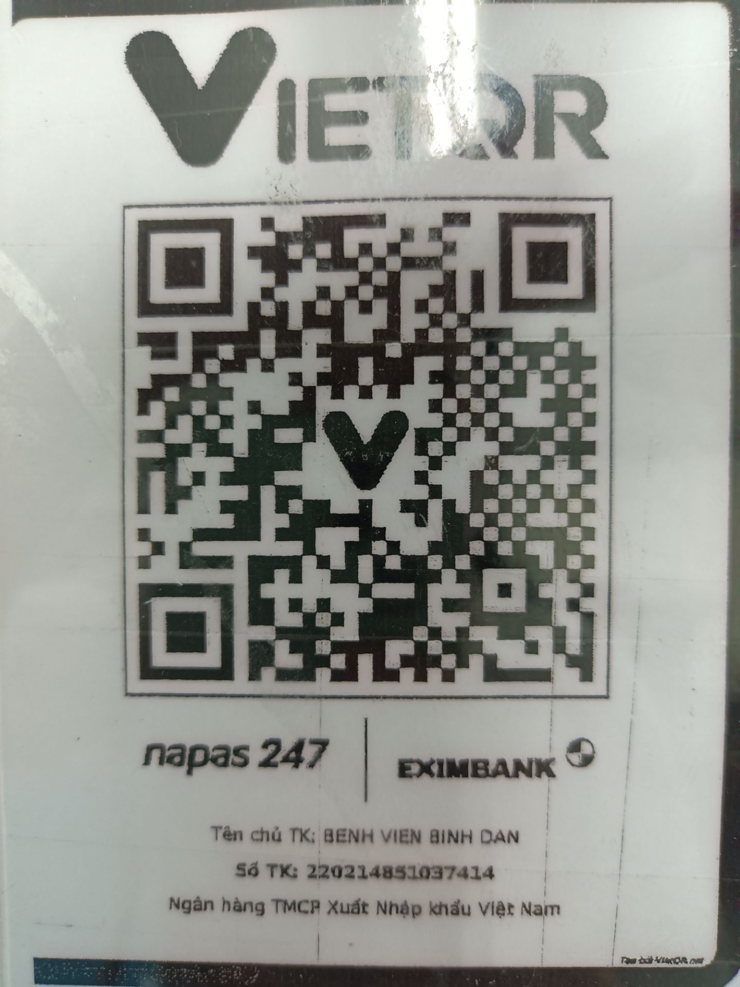 Sữa pha xong nhiều bọt khí khó tan dù khoáy nhẹ bằng muỗng, bé dùng bị rối loạn tiêu hoá, đầy hơi.