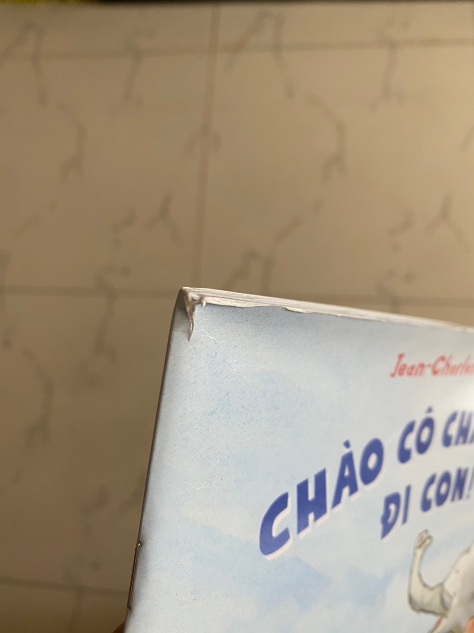 Đợt rồi Tiki có khuyến mãi sách rất nhiều thì mình khá hài lòng, mua cả chục cuốn đều rất ổn. Rồi mình đặt tiếp thì lại có sp bị lỗi ngoại quan như này. Giá ưu đãi thì rất tốt rồi đó, nhưng khâu lưu giữ và kiểm tra hàng của Tiki cần phải xem lại nhé. Sách cũng là hàng hoá dễ hỏng thì Tiki có thể bọc lại (mình thấy những cuốn sách khác như vậy). Thay vì tốn nhiều resource để vận chuyển (1 cuốn sách thôi mà Tiki đựng trong cả hộp to, lót nhiều giấy) thì nên san bớt chi phí để bảo quản sách.