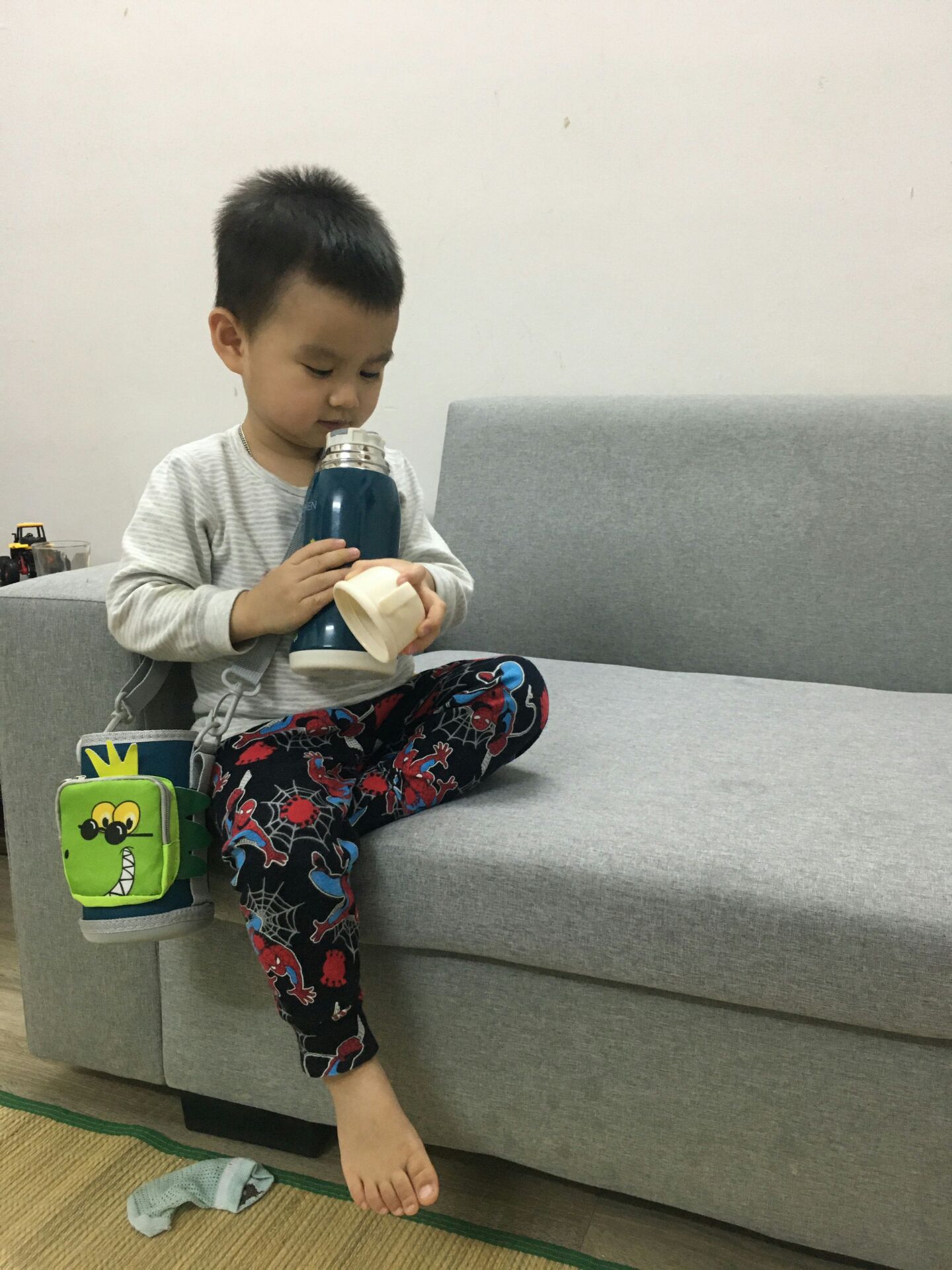 Cảm nhận đầu tiên khi cầm trên tay bình giữ nhiệt này rất thích, rất chắc chắn và đáng yêu nữa, mình còn thích huống gì trẻ con. Lõi inox 304 đúng xịn sò thật, sáng bóng, giữ nhiệt tốt. Mình thử đổ nước gần 10h tiếng kiểm tra nước ra vẫn nóng lắm.
Có thêm túi đeo vai rất tiện khi đi chơi cho bé nhà mình.
Mua về mà ông con chơi đến khi lúc ngủ cũng nằm ôm bình luôn.hihi. Sản phẩm ok mọi người nhé. Thanks nhà bán HDC Home và tiki.