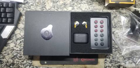 Đánh giá đầu tiền về sự chỉnh chu về hộp và bao bì mình cho 10đ rất có cảm giác khí bốc siu , còn về âm thanh thì pass hơi yếu không thích hôp để nge EDM , còn về pin thì trước mắt mình chưa sạc đầy vì mới nhận được chỉ mới sạc được 40% nhưng nghe thử tầm 30p còn 10% có vể không ổn trước mắt là vậy để sạc đầy lại thì mới 9 xác được và điểm trừ nặng là sạc nóng nha có cảm giác thiếu an toan khi đưa lên tai mà tai nghe lại nóng , âm thanh khi pin thấp thì hơi nhỏ chế đổ giảm ổn hơi kém nói trung cho 4.5 sao vì cài nhình đầu tiên khi mở hộp và với tầm giá này