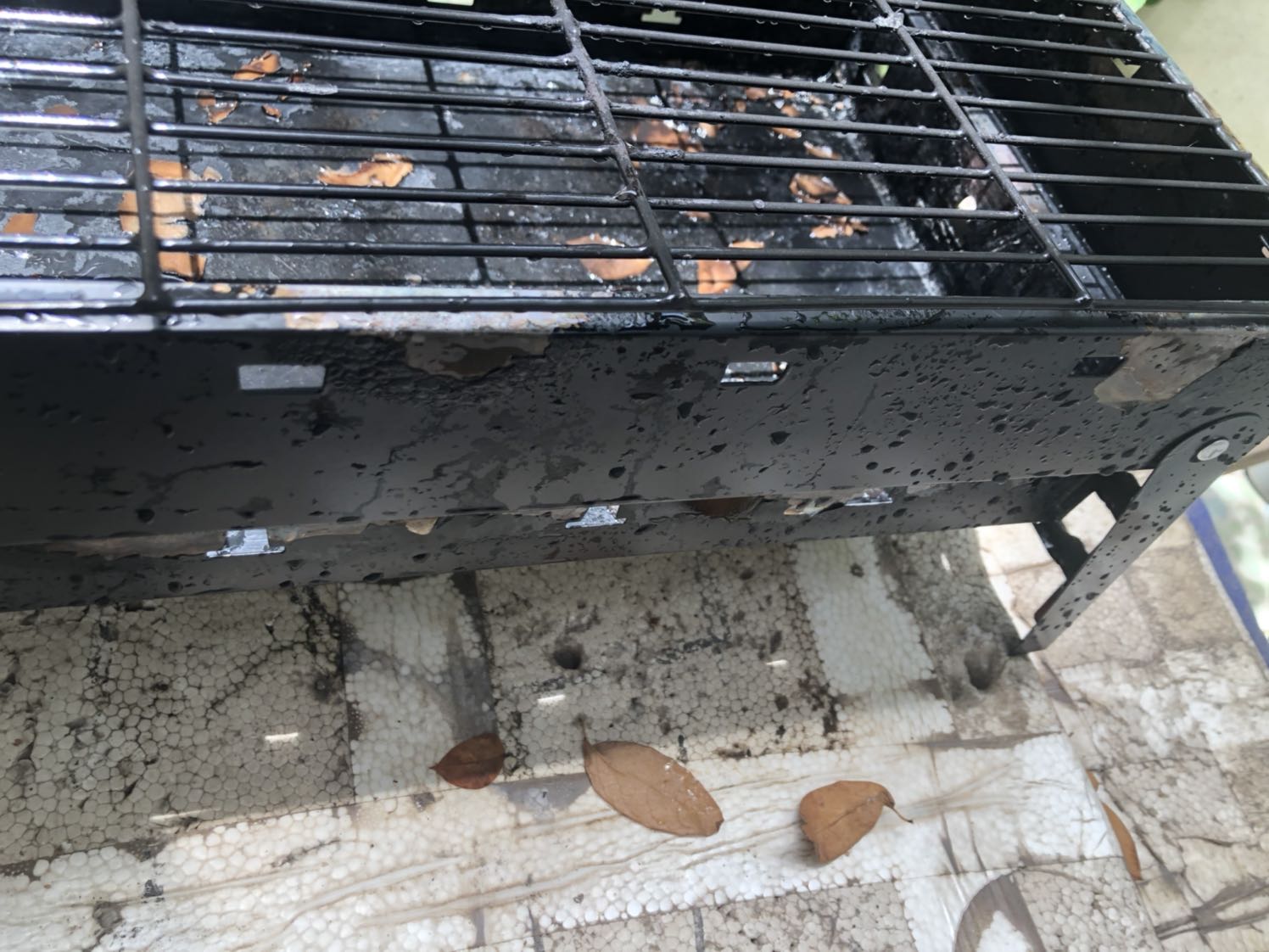 Chất lượng không tốt . Nướng đúng 1 lần các tróc hết sơn ra như hình. Có hiện tượng hoen rỉ sau 1 ngày. Mọi người nên mua sản phẩm tốt hơn