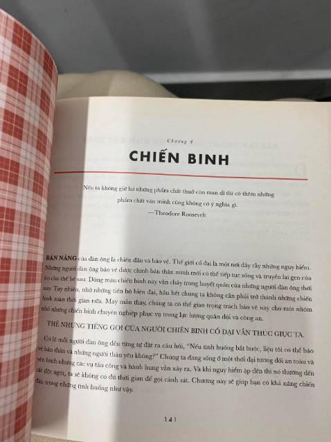 tên của cuốn sách là "Nghệ thuật nam tính" khiến mình rất tò mò nội dung vì bản thân mình cũng không hình dung được nó sẽ viết về gì. Kết quả mở ra coi thì khá ngạc nhiên, nó không viết về những điều xa xôi tạo nên sự nam tính của một bạn nam mà viết về những kỹ năng rất đơn giản thôi như: cách chơi với con nít mà không cần dùng đến điện thoại, cách phối giày với quần áo, cách quàng khăn đến cả cách sinh tồn, thoát nạn,...(sách đề cập đến khoảng hơn 120 kĩ năng khá là nhiều). Ai bảo những nội dung này nhàm chán thì mình kệ, chứ mình thấy nó rất hay và hữu ích ấy chứ. Đôi khi sự nam tính khiến bạn trở nên thu hút đến từ những điều rất nhỏ í.