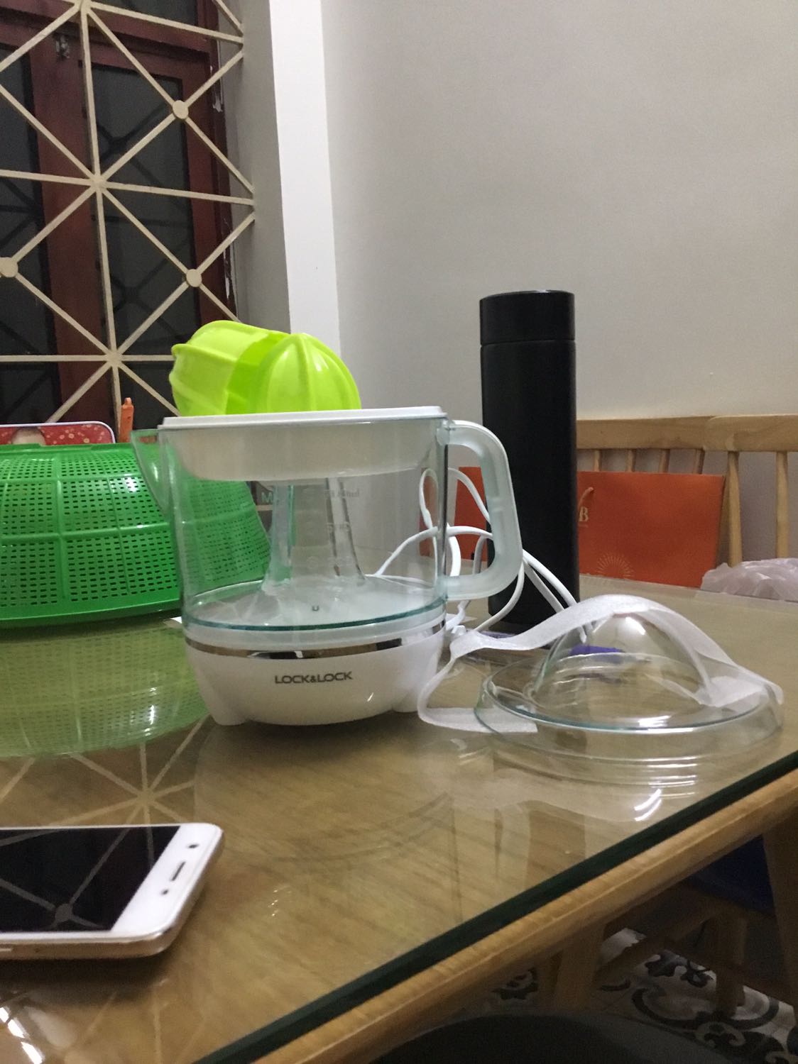 Mua 2 cái máy vắt cam thử đều chạy tốt. Giá rẻ, trông rất nhỏ gọn và đẹp, mầu cũng rất yêu. Hàng đúng y trang hình ảnh. Kiểu máy như này tôi đã dùng rất tốt, phù hợp sử dụng trong gia đình. Cảm ơn shop. Sẽ ủng hộ và giới thiệu người mua cho shop. Cảm ơn và bình chọn 5 sao luôn