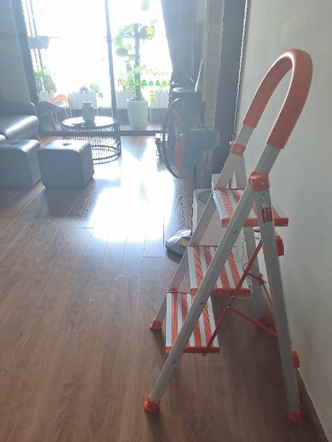 Đẹp hơn trong ảnh. Khá nhẹ và nhỏ gọn. Phù hợp thao tác chiều cao tối đa 3m. Chung cư là vừa đẹp chứ 4 thang lại thừa và cồng kềnh.