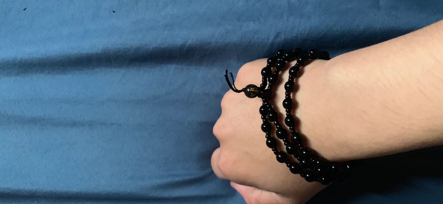 Chuỗi vòng đẹp nhưng có hơi rộng 1 xíu so với cổ tay nữ