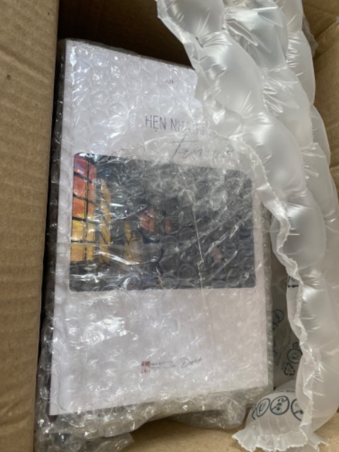 Biết sách này cũng lâu nhưng mới mua gần đây, không nhiều trang nhưng nhiều kỉ niệm hoài niệm, thật sự bản thân đã khóc rất nhiều vì cuốn sách này, lật tới đâu cũng là kí ức của mình trong đó, phải những ai đã từng trải, từng đổ vỡ chuyện tình nhiều năm, xa nhau khi cả 2 còn yêu thương, trong giai đoạn trưởng thành khó khăn của cuộc đời, người bị tôi đẩy ra xa sống trong khổ sở, bản thân tôi cũng đau khổ cả 1 quãng thời gian dài, 1 số lí do k thể nói ra để cả 2 phải đau thương, 1 vết thương sâu hằn trong lòng, vài năm sau, cũng 1 vài người tới lui và cứ ngỡ đã quên đc nhưng khi gặp lại thật sự có quên đc hay chưa bản thân tôi là người rõ ràng nhất, những cảm xúc dâng trào, nhói ở trong lòng, thời gian làm người dưng đã dài hơn thời gian làm người thương nhưng k thể quên đc, người đồng hành ở giai đoạn bước ngoặc của cuộc đời, 1 cuốn sách khiến tôi thấy sợ, khơi gợi lại dòng kí ức tôi chôn vùi trong lòng, rất khổ sở để bản thân tạm ổn để rồi lại thành 1 mớ ngổn ngang, bao nhiêu nước mắt cũng k đủ. Cuộc đời này có lẽ người ấy là chấp niệm….