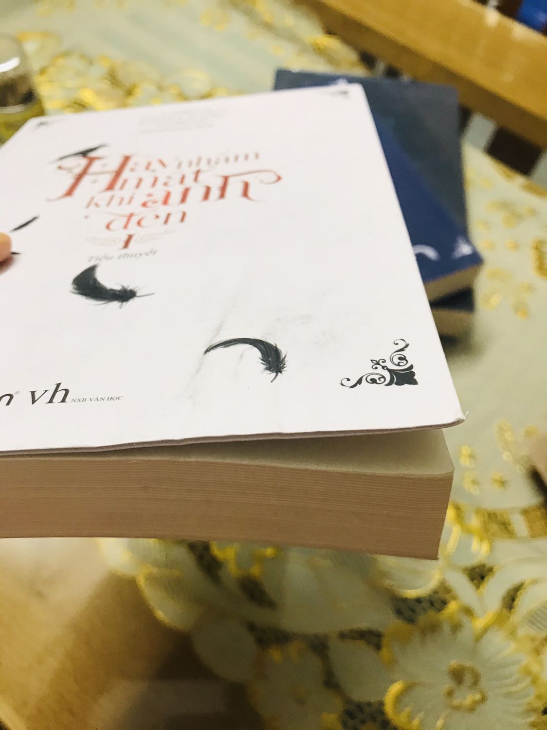 Mình nhận đc sản phẩm nhìn bìa hơi nát còn bị vết bẩn. Nhìn giống sách cũ. Mấy lần bị rồi nên lần này phải phản hồi lại